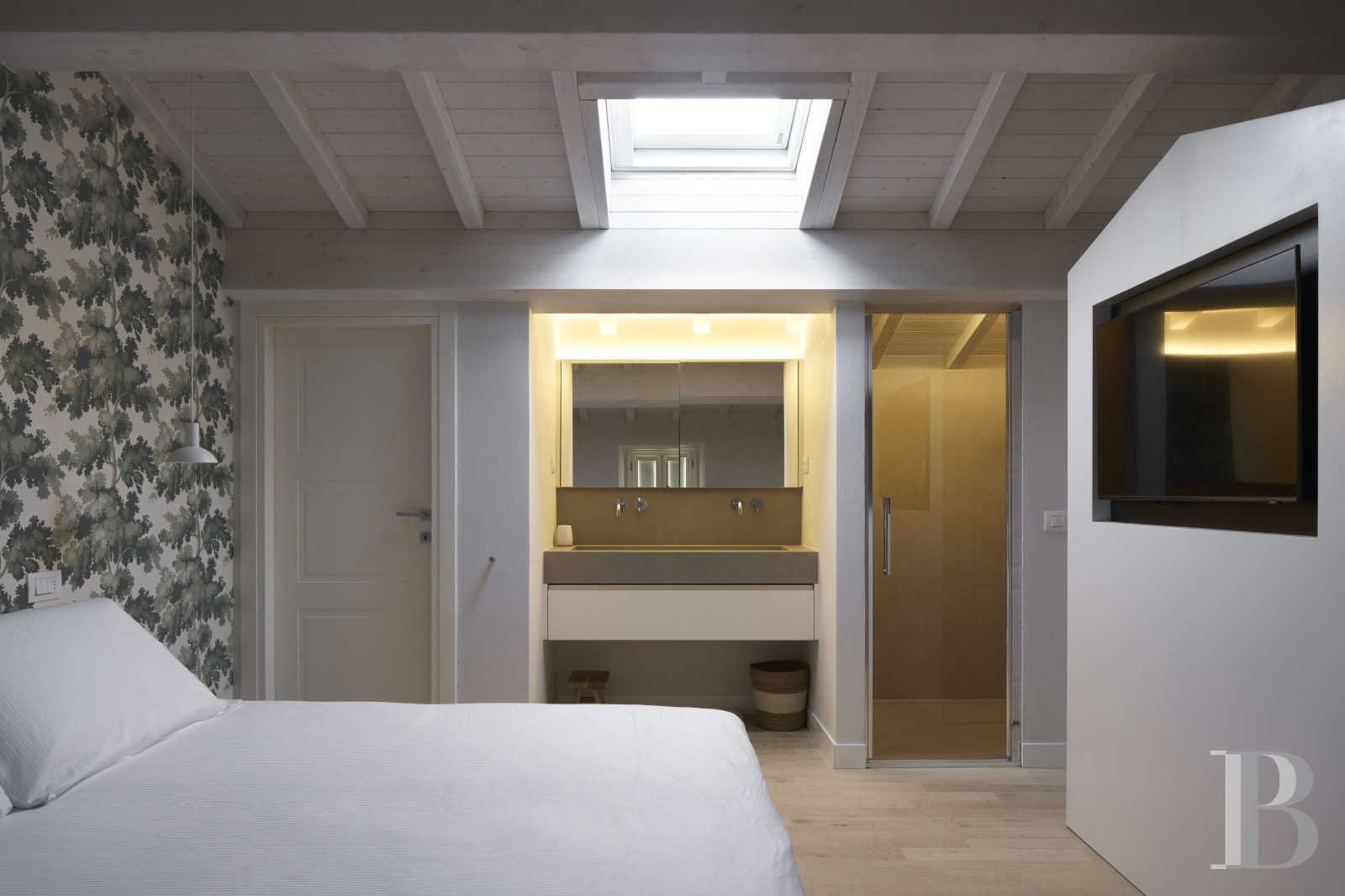 En Toscane, au nord de Vinci et non loin de Florence, une ancienne ferme du 19e siècle au milieu des oliviers - photo  n°23